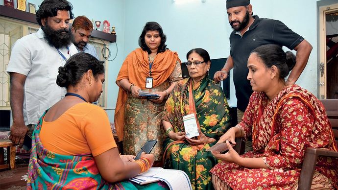 हैदराबाद में सर्वे करने वाले पिछले नवंबर में घर-घर जाकर जाति सर्वेक्षण करते हुए