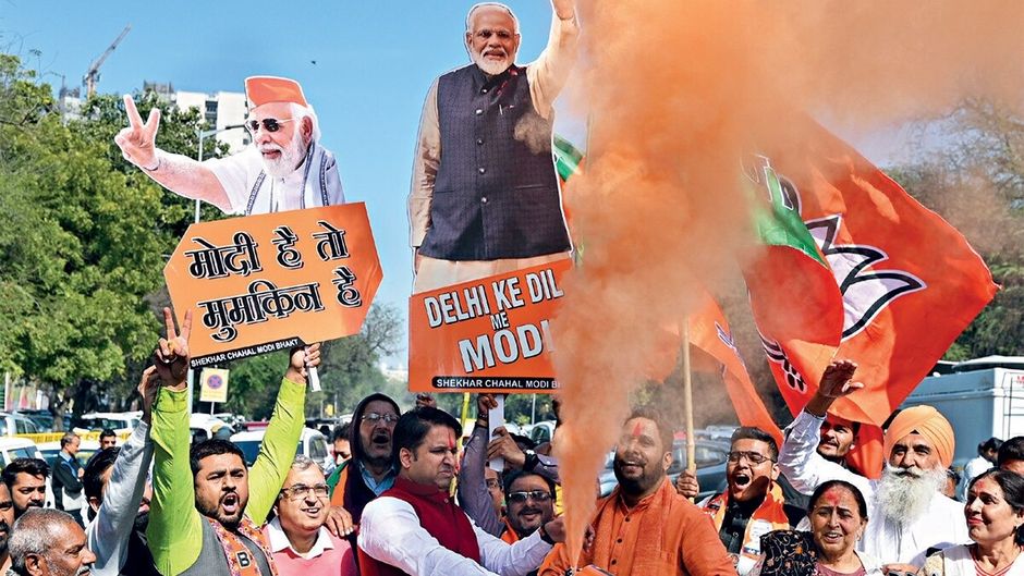 दिल्ली में 8 फरवरी को बीजेपी मुख्यालय के सामने जीत के बाद पार्टी कार्यकर्ता