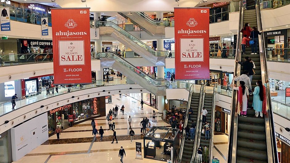 नोएडा के डीएलएफ मॉल ऑफ इंडिया में लोग