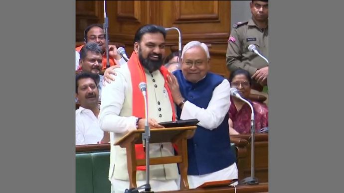 बजट पेश करते समय प्रसन्न मुद्रा में (बाएं) वित्त मंत्री सम्राट चौधरी और सीएम नीतीश कुमार