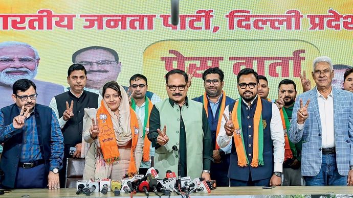 बढ़ता कुनबा आप पार्षद अनीता बसोया, निखिल चपराना आदि बीजेपी में आने पर प्रदेश अध्यक्ष वीरेंद्र सचदेवा के साथ 15 फरवरी को