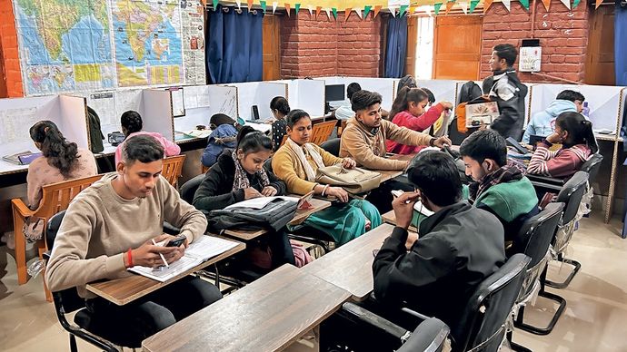 बिहार में नवादा जिले के पकरी बरांवा गांव की दीदी लाइब्रेरी में पढ़ाई करते युवा