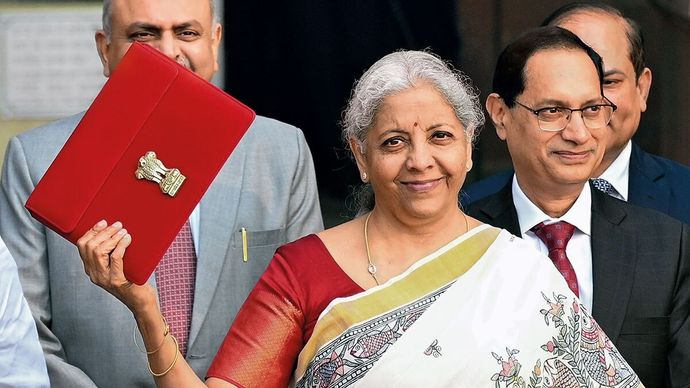 बजट 2025 पेश करने जातीं वित्त मंत्री निर्मला सीतारमण