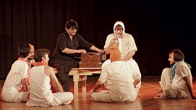 रंग उत्सव ग्रुप के चित्रांगन थिएटर फेस्टिवल में अपने नाटक मारे गए गुलफाम के एक दृश्य में रघुबीर यादव और साथी कलाकार