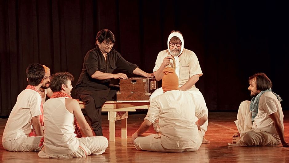 रंग उत्सव ग्रुप के चित्रांगन थिएटर फेस्टिवल में अपने नाटक मारे गए गुलफाम के एक दृश्य में रघुबीर यादव और साथी कलाकार