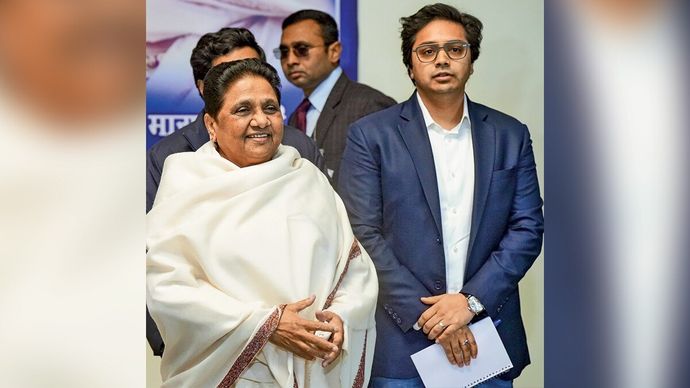 अपने भतीजे आकाश आनंद के साथ मायावती