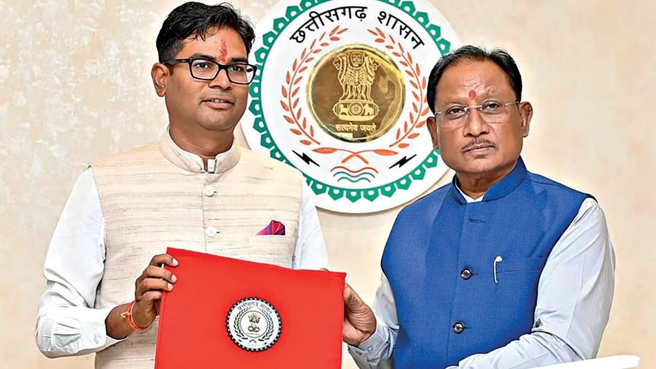 छत्तीसगढ़ के मुख्यमंत्री विष्णु देव साय (दाएं) और वित्त मंत्री ओ.पी. चौधरी बजट के साथ