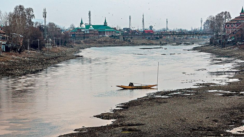 कश्मीर के सोपोर में 5 फरवरी की इस तस्वीर में झेलम की धार काफी सिकुड़ी दिख रही