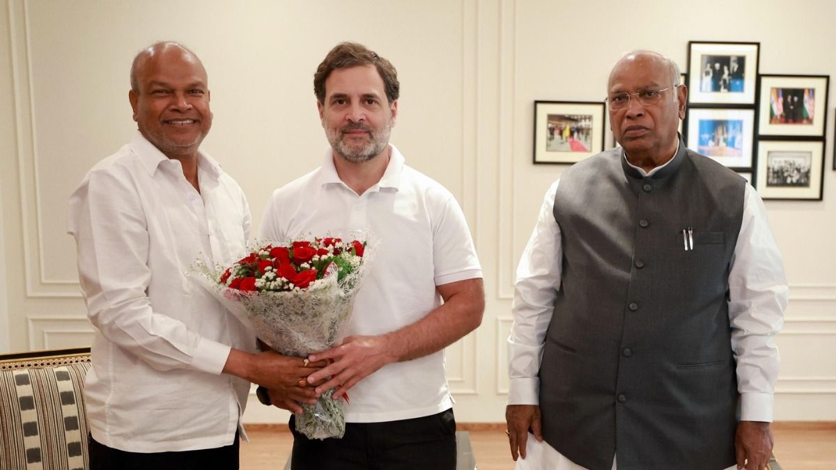 राहुल गांधी के साथ राजेश कुमार (एकदम बाएं)