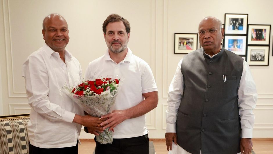 राहुल गांधी के साथ राजेश कुमार (एकदम बाएं)