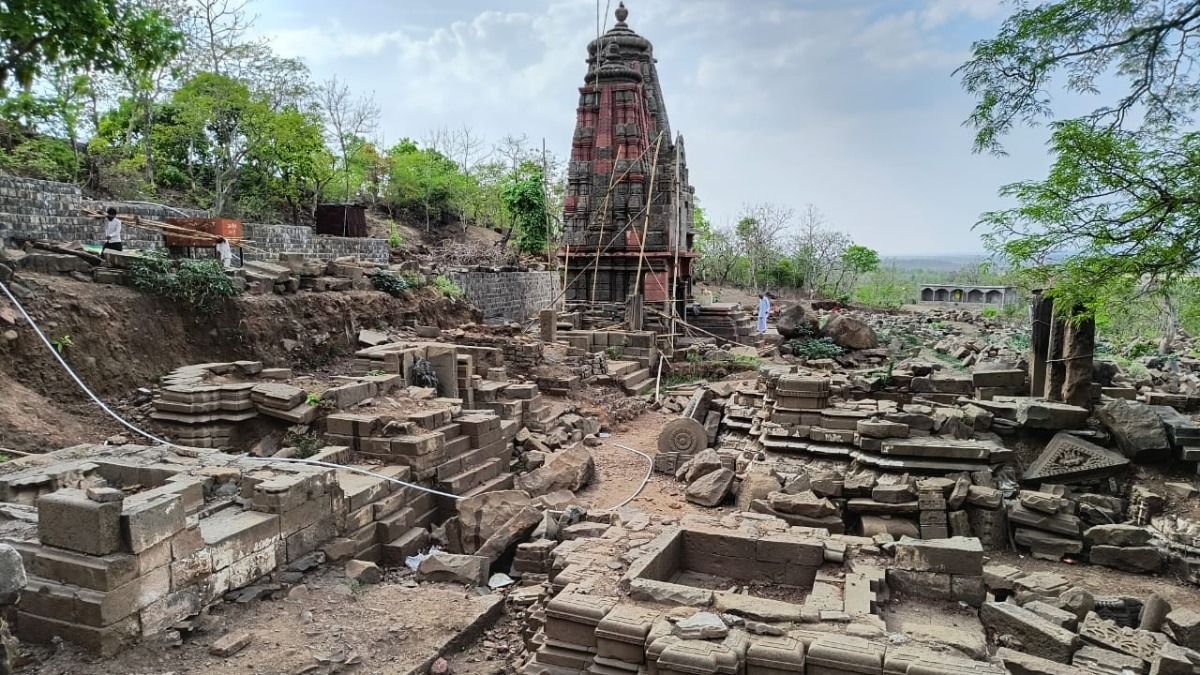 मध्य प्रदेश के सीहोर और देवास जिलों की सीमा पर मिले मंदिर के अवशेष