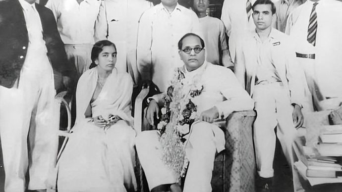 14 अप्रैल, 1950 को अपने जन्मदिन के मौके पर अपनी पत्नी के साथ डॉ. भीमराव अंबेडकर (विकीमीडिया कॉमन्स)