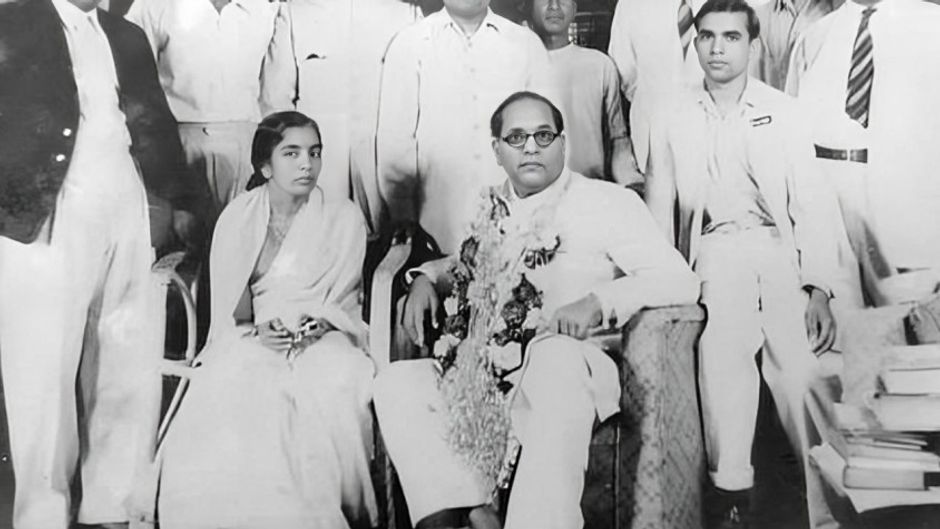 14 अप्रैल, 1950 को अपने जन्मदिन के मौके पर अपनी पत्नी के साथ डॉ. भीमराव अंबेडकर (विकीमीडिया कॉमन्स)