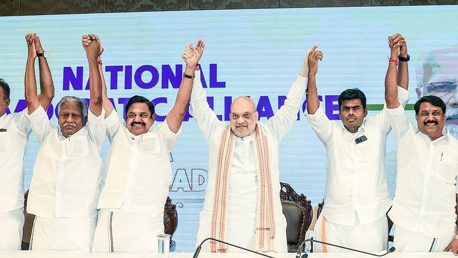 तमिलनाडु में AIADMK से गठबंधन के बाद मंच पर सहयोगी दलों के नेता के साथ गृह मंत्री अमित शाह (Photo credit: ANI)