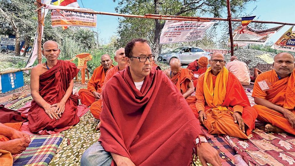 बोधगया में दोमुहान के पास महाबोधि मंदिर में बौद्धों के अधिकार को लेकर अनशन पर बैठे भिक्षु