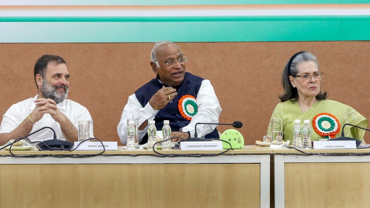 अहमदाबाद में कांग्रेस की विस्तारित बैठक के दौरान राहुल, खरगे और सोनिया गांधी
