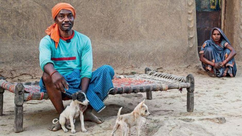 यूपी के सोनभद्र जिले के जमसोती गांव में अपने घर के सामने बैठे सुरेंदर कोल दलित समुदाय से आते हैं