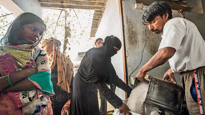 लखनऊ के अर्जुनगंज में सरकारी राशन की दुकान पर मुफ्त राशन का वितरण