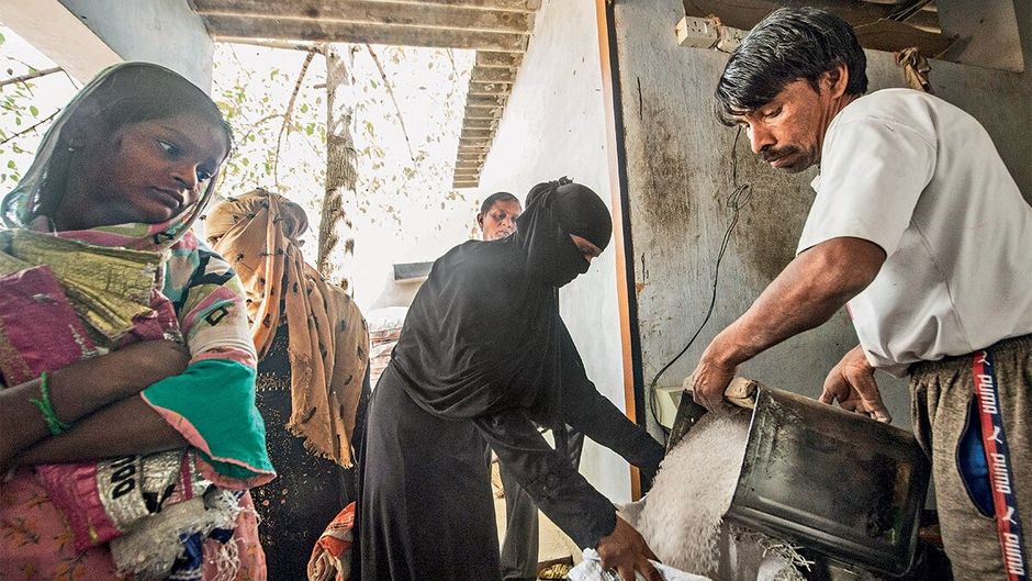 लखनऊ के अर्जुनगंज में सरकारी राशन की दुकान पर मुफ्त राशन का वितरण