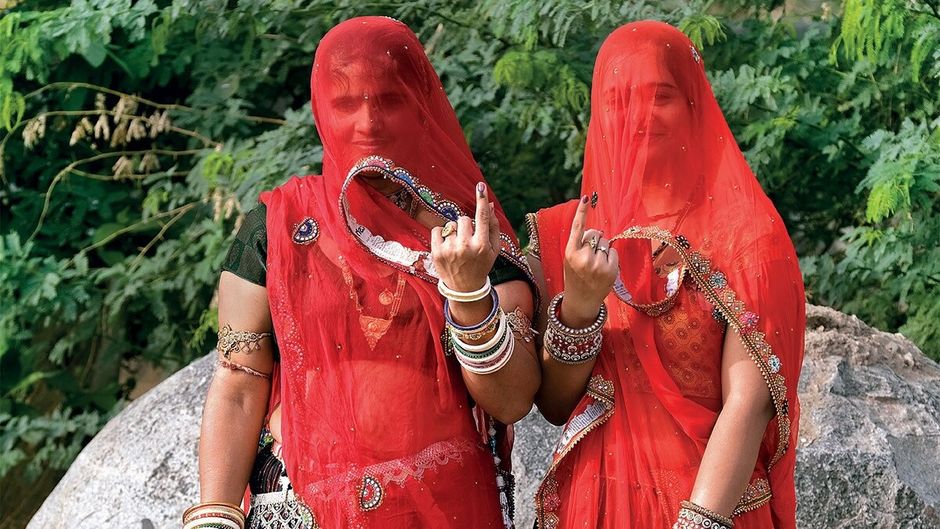 राजस्थान में 2024 के आम चुनाव में वोट डालने के बाद दो महिलाएं