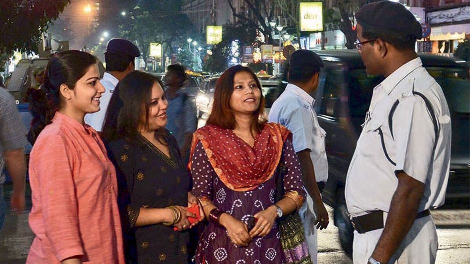 कोलकाता के पार्क स्ट्रीट में गश्त के दौरान पुलिस अधिकारी