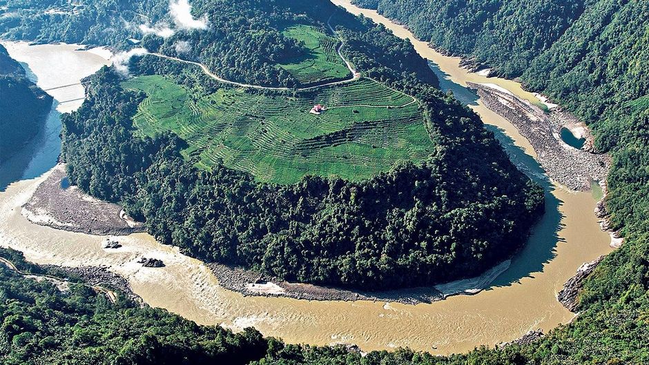 चीन की मेडॉग काउंटी में यारलुंग त्सांगपो नदी पर ग्रेट बेंड का विहंगम दृश्य