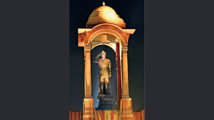 इंडिया गेट पर नेताजी की 28 फुट की प्रतिमा का अनावरण 2022 में हुआ