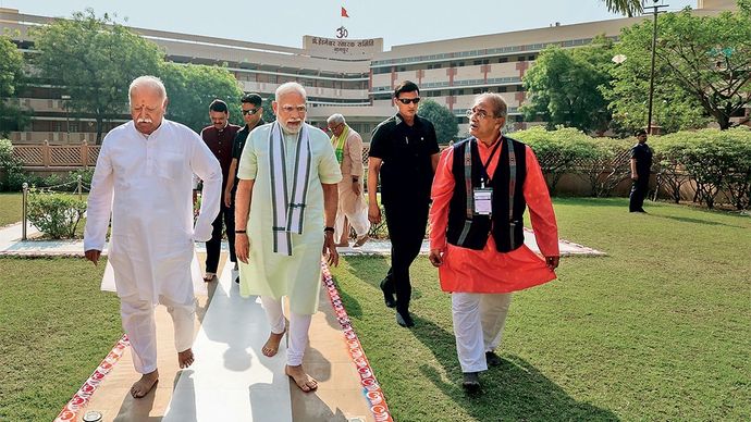 प्रधानमंत्री मोदी और आरएसएस प्रमुख भागवत नागपुर में 30 मार्च को हेडगेवार स्मृति मंदिर में