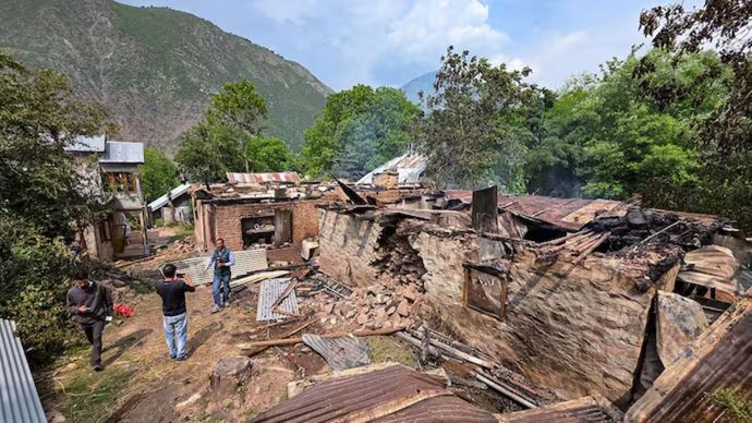 पाकिस्तानी गोलीबारी के निशाना बने सीमावर्ती भारतीय नागरिकों के घर/फोटो : पीटीआई