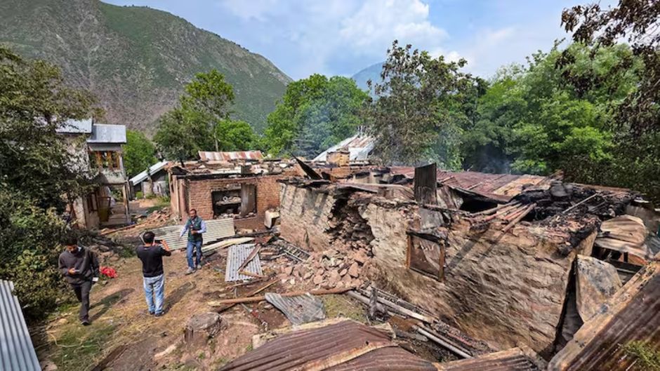 पाकिस्तानी गोलीबारी के निशाना बने सीमावर्ती भारतीय नागरिकों के घर/फोटो : पीटीआई