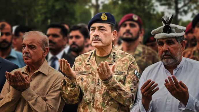 पाकिस्तानी फौज के मुखिया जनरल असीम मुनीर 9 जुलाई, 2024 को रावलपिंडी में एक फौजी अधिकारी की कब्र पर