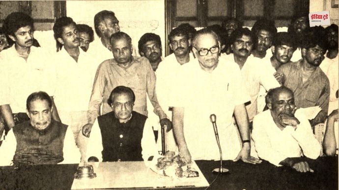 एस.आर. बोम्मई (माइक पर) एचडी देवेगौड़ा (दाएं) और रामकृष्ण हेगड़े (सबसे बाएं)/इंडिया टुडे मैगजीन