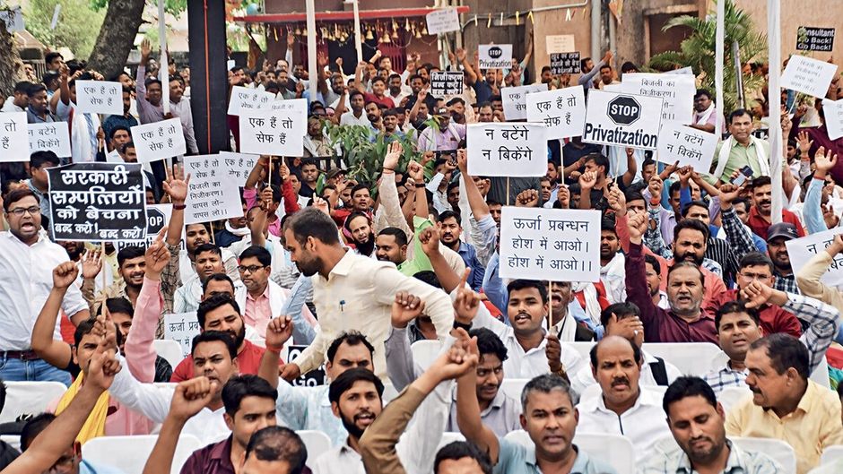 उत्तर प्रदेश के बिजली कर्मचारी दो विद्युत वितरण निगमों के प्रस्तावित निजीकरण का विरोध करते हुए