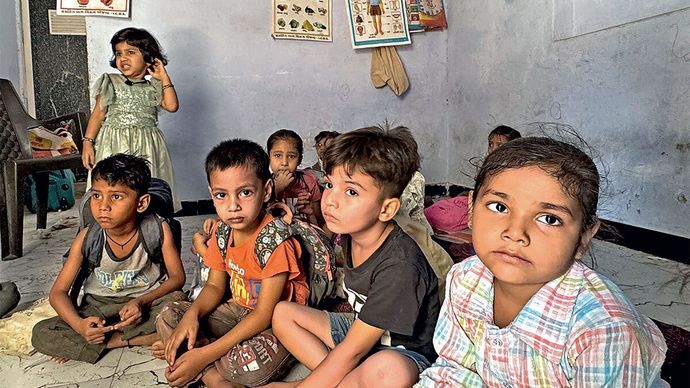 अहमदाबाद के वेजलपुर इलाके में एक आंगनवाड़ी में कुपोषण का शिकार बच्चे