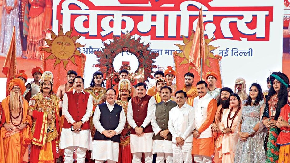 महानाट्य के कलाकारों के साथ भाजपा अध्यक्ष जे.पी. नड्डा, मध्य प्रदेश के सीएम मोहन यादव और अन्य