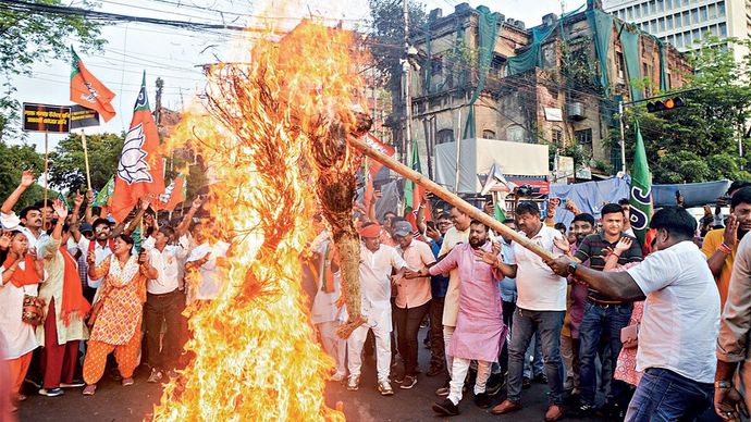 मुर्शिदाबाद में हुई सांप्रदायिक हिंसा के विरोध में 13 अप्रैल को कोलकाता में प्रदर्शन करते भाजपा कार्यकर्ता