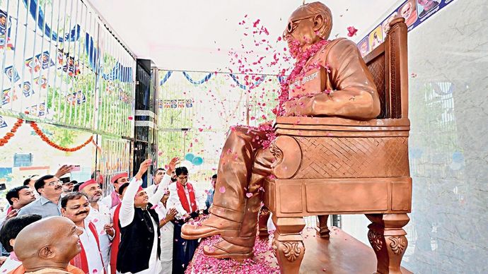 इटावा के महेवा ब्लॉक में डॉ. भीमराव आंबेडकर की प्रतिमा का अनावरण करने के बाद सपा प्रमुख अखिलेश यादव और अन्य पार्टी नेता