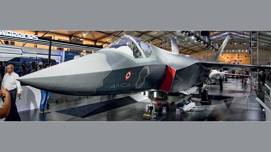 बेंगलूरू के एयरो इंडिया 2025 में 11 फरवरी को भारत के पांचवीं पीढ़ी के लड़ाकू विमान एडवांस्ड मीडियम कॉम्बैट एयरक्राफ्ट का एक मॉडल