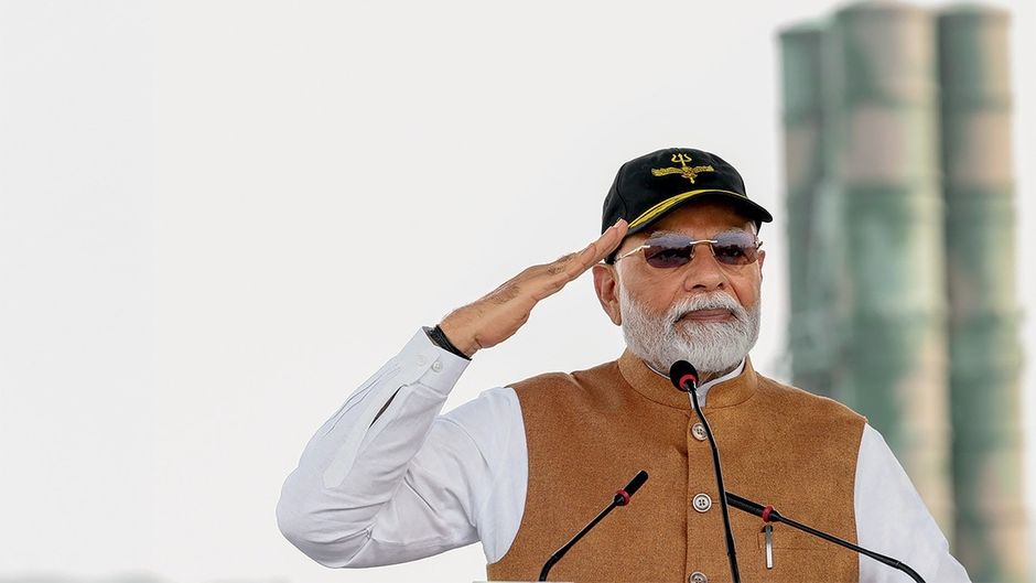 आदमपुर हवाई ठिकाने पर वायु सेना के जवानों को सलाम करते प्रधानमंत्री नरेंद्र मोदी