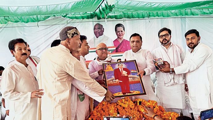 यूपी के बस्ती में संविधान बचाओ रैली के दौरान डॉ. आंबेडकर की तस्वीर देकर अपने नेताओं का स्वागत करते कांग्रेस कार्यकर्ता