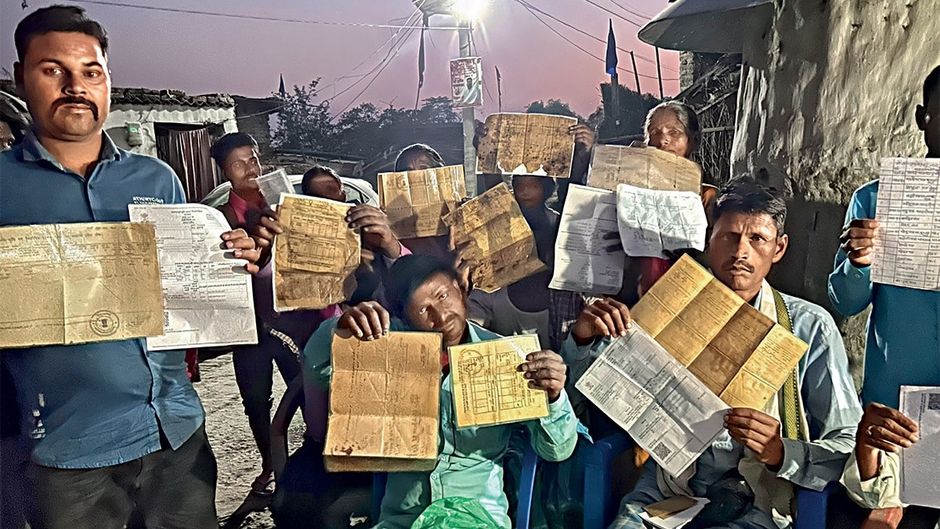 पश्चिमी चंपारण में कई जगहों पर भूमिहीनों को जमीन का पट्टा तो मिल गया पर कब्जा आज तक नहीं मिला