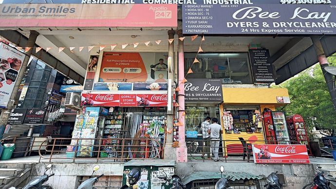 नोएडा के एक बाजार में खुदरा व्यापारी अब ग्राहकों के लिए तरस रहे