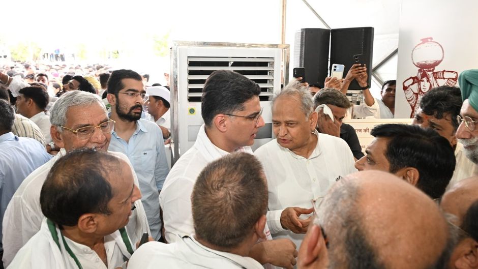 सचिन पायलट से गुफ्तगू करते राजस्थान के पूर्व सीएम अशोक गहलोत