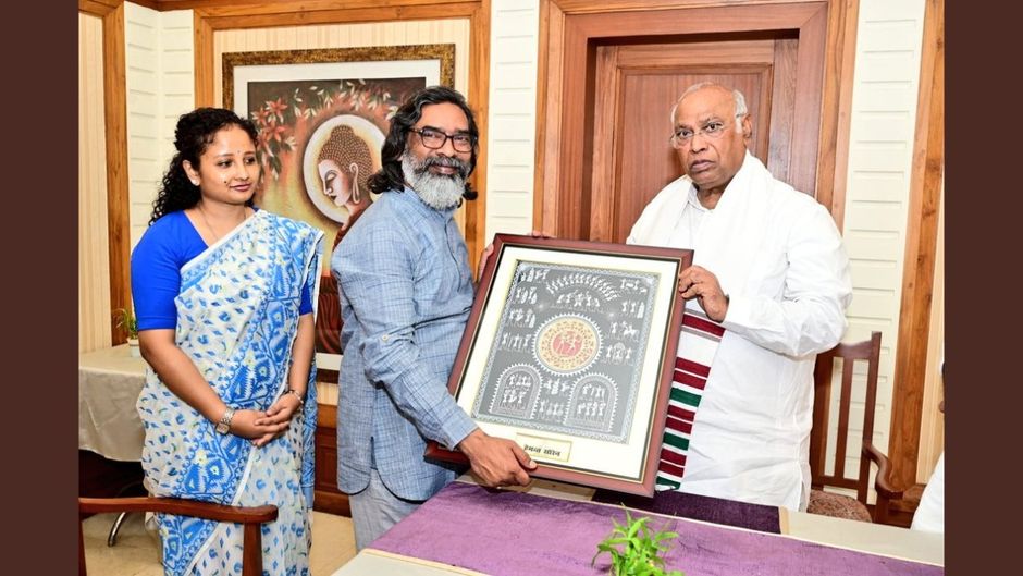 6 मई को रांची में CM हेमंत सोरेन से मुलाकात करते कांग्रेस अध्यक्ष मल्लिकार्जुन खड़गे, साथ में जेएमएम विधायक कल्पना सोरेन भी