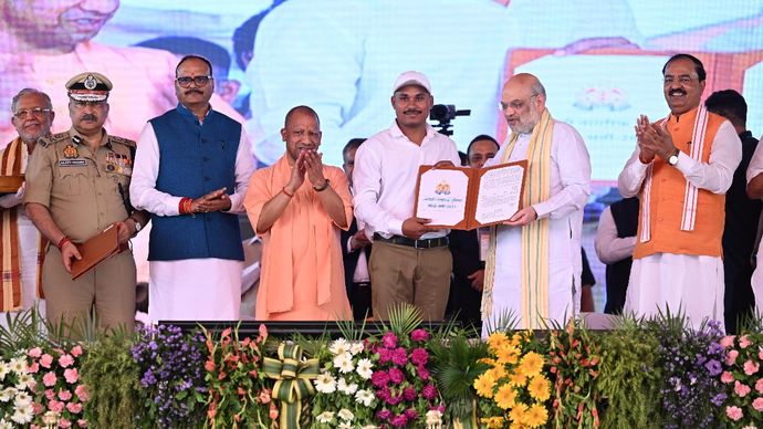 Yogi adityanath and Amit shah presenting appointment letters to newly recruited up police constable