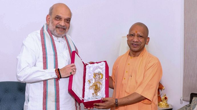 (बाएं) केंद्रीय गृह मंत्री अमित शाह यूपी के सीएम योगी आदित्यनाथ से मुलाकात के दौरान