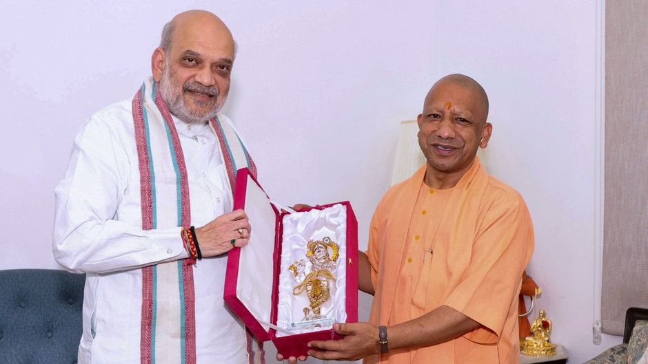 (बाएं) केंद्रीय गृह मंत्री अमित शाह यूपी के सीएम योगी आदित्यनाथ से मुलाकात के दौरान