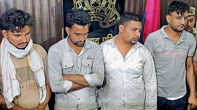 सोना तस्कर शाने आलम, मुत्तलिब, जुल्फिकार अली और अजहरुद्दीन पुलिस की गिरफ्त में