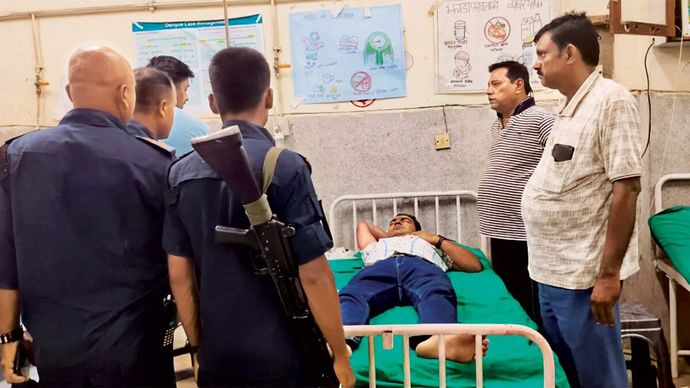 भिंड़ मोड़ थाने के प्रभारी दारोगा रविकांत नेपाल के अस्पताल में