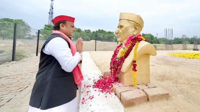 अखिलेश यादव सैफई में बन रहे 'समाजवादी मेमोरियल' पर (फाइल फोटो)